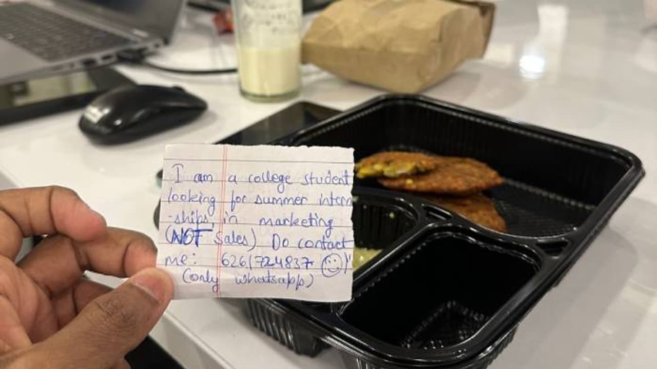 സൊമാറ്റോയിൽ ഭക്ഷണം ഓർഡർ ചെയ്തു, തുറന്നപ്പോൾ അകത്ത് ഡെലിവറി ബോയ്‍യുടെ കുറിപ്പ്, എഴുതിയത് ഇങ്ങനെ