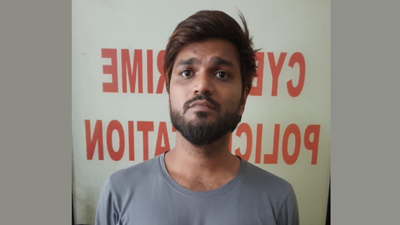 ഹോട്ടലുകൾക്ക് റേറ്റിങ് ചെയ്യിച്ച് ചെറിയ പ്രതിഫലം നൽകി വിശ്വാസം നേടി, പിന്നാലെ വലിയ തട്ടിപ്പ്; ഒടുവിൽ പിടിവീണു ഹോട്ടലുകൾക്ക് റേറ്റിങ് ചെയ്യിച്ച് ചെറിയ പ്രതിഫലം നൽകി വിശ്വാസം നേടി, പിന്നാലെ വലിയ തട്ടിപ്പ്; ഒടുവിൽ പിടിവീണു