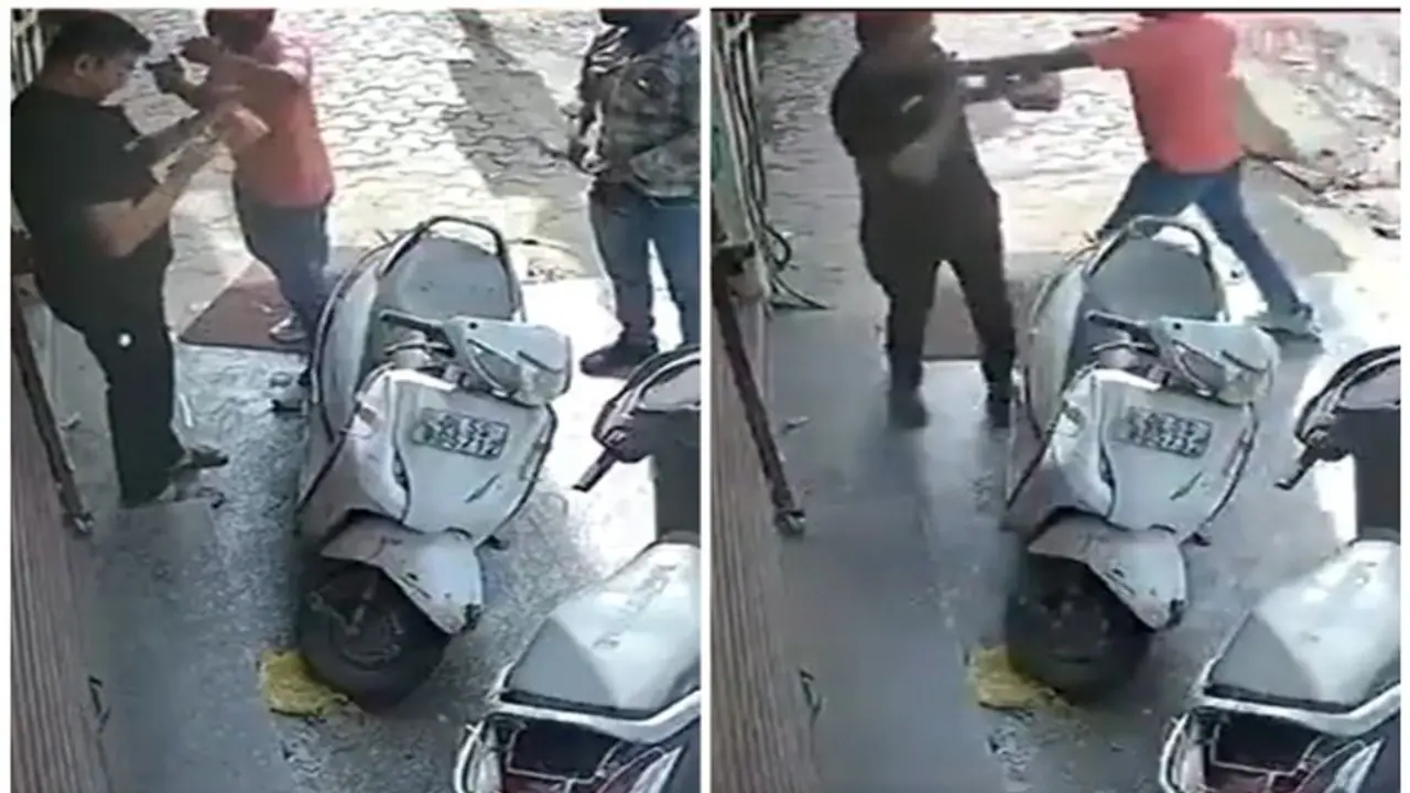 Robbery at gunpoint in broad daylight in Delhi's Yamuna Vihar (WATCH)