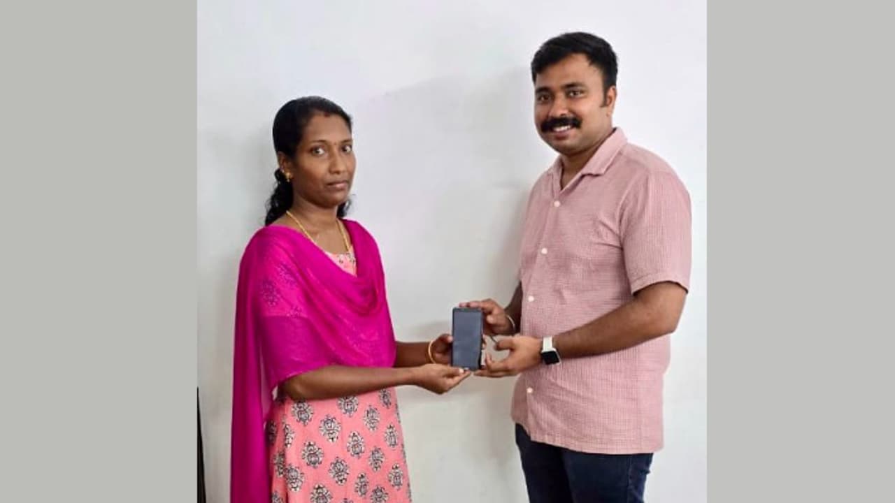 ഒരു വർഷം മുമ്പ് നഷ്ടപ്പെട്ട മൊബൈൽ ഫോൺ; അന്വേഷിച്ച് കണ്ടെത്തി വീട്ടമ്മയ്ക്ക് തിരികെ നൽകി കായംകുളം പൊലീസ്
