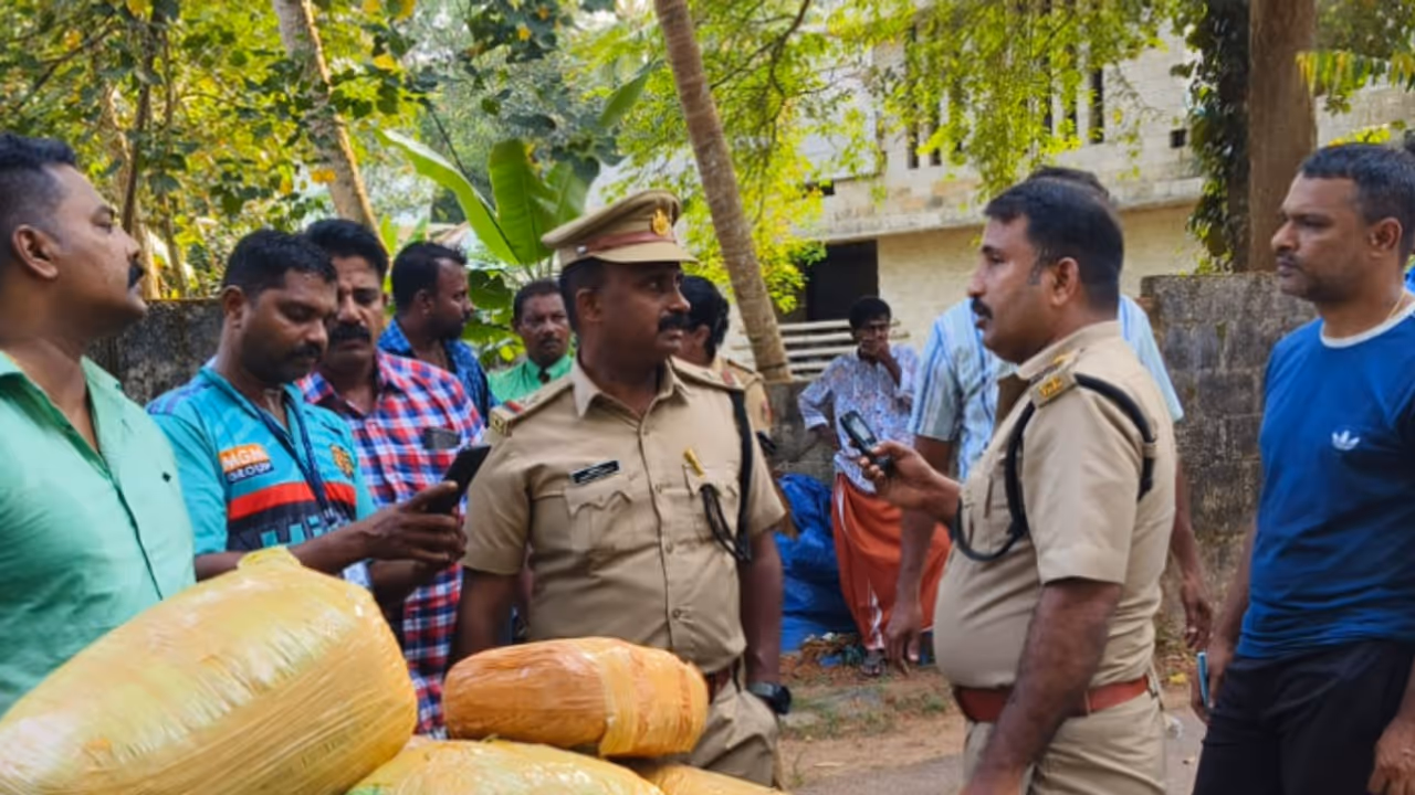 ബൈക്ക് തടഞ്ഞപ്പോൾ വൈഷ്ണവ് ഓടി, കൂടെയുണ്ടായിരുന്ന ആദര്‍ശ് പെട്ടു, രഹസ്യം പുറത്തായി, കാറിന്റെ ഡിക്കിയിൽ കഞ്ചാവ്
