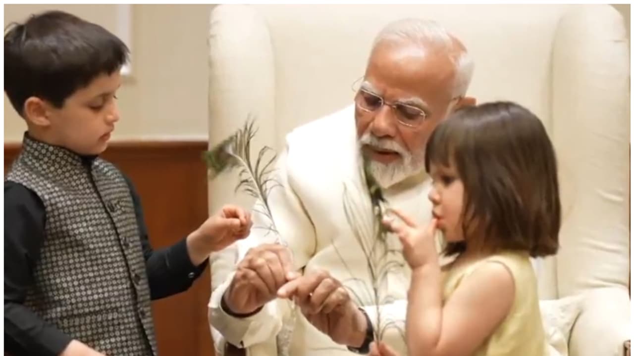 വാൻസിന്റെ മക്കൾക്ക് മയിൽപ്പീലി സമ്മാനിച്ച് പ്രധാനമന്ത്രി നരേന്ദ്ര മോദി; വ്യാപാര കരാറിൽ ചർച്ചയിൽ വലിയ പുരോഗതി വാൻസിന്റെ മക്കൾക്ക് മയിൽപ്പീലി സമ്മാനിച്ച് പ്രധാനമന്ത്രി നരേന്ദ്ര മോദി; വ്യാപാര കരാറിൽ ചർച്ചയിൽ വലിയ പുരോഗതി