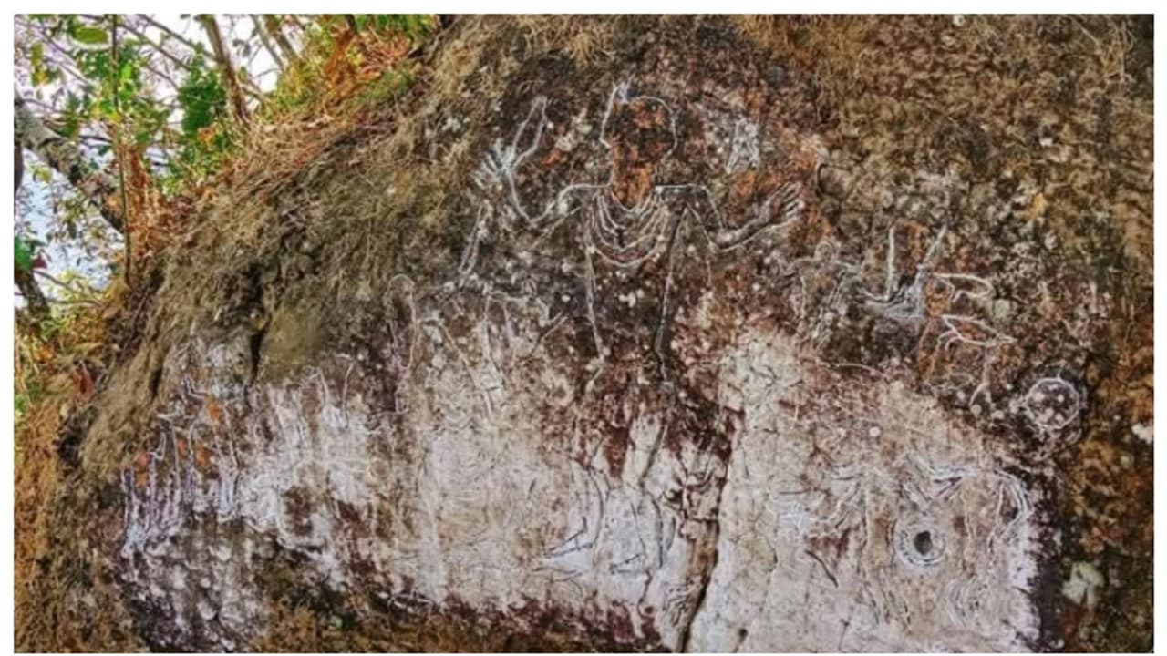 വലിയൊരു മനുഷ്യരൂപം ചുറ്റം പക്ഷിമൃഗാദികൾ; മിസോറാമില് നിന്നും 400 വർഷം പഴക്കമുള്ള കരിങ്കൽ ചിത്രങ്ങൾ കണ്ടെത്തി വലിയൊരു മനുഷ്യരൂപം ചുറ്റം പക്ഷിമൃഗാദികൾ; മിസോറാമില് നിന്നും 400 വർഷം പഴക്കമുള്ള കരിങ്കൽ ചിത്രങ്ങൾ കണ്ടെത്തി