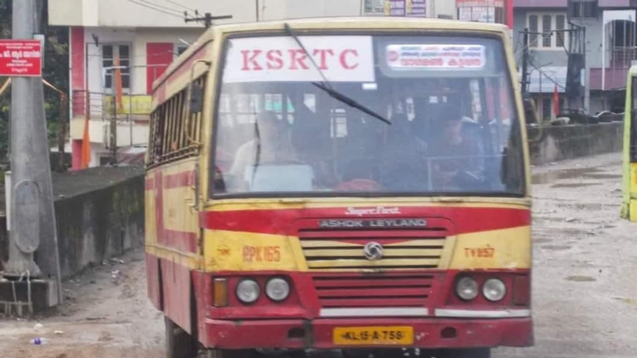 യാത്രക്കാരുടെ ശ്രദ്ധക്ക്, നാളെ മുതൽ നെടുമങ്ങാട് സ്റ്റാന്റിലേക്ക് ബസുകൾ പ്രവേശിക്കില്ല; നിയന്ത്രണം ഇങ്ങനെ യാത്രക്കാരുടെ ശ്രദ്ധക്ക്, നാളെ മുതൽ നെടുമങ്ങാട് സ്റ്റാന്റിലേക്ക് ബസുകൾ പ്രവേശിക്കില്ല; നിയന്ത്രണം ഇങ്ങനെ