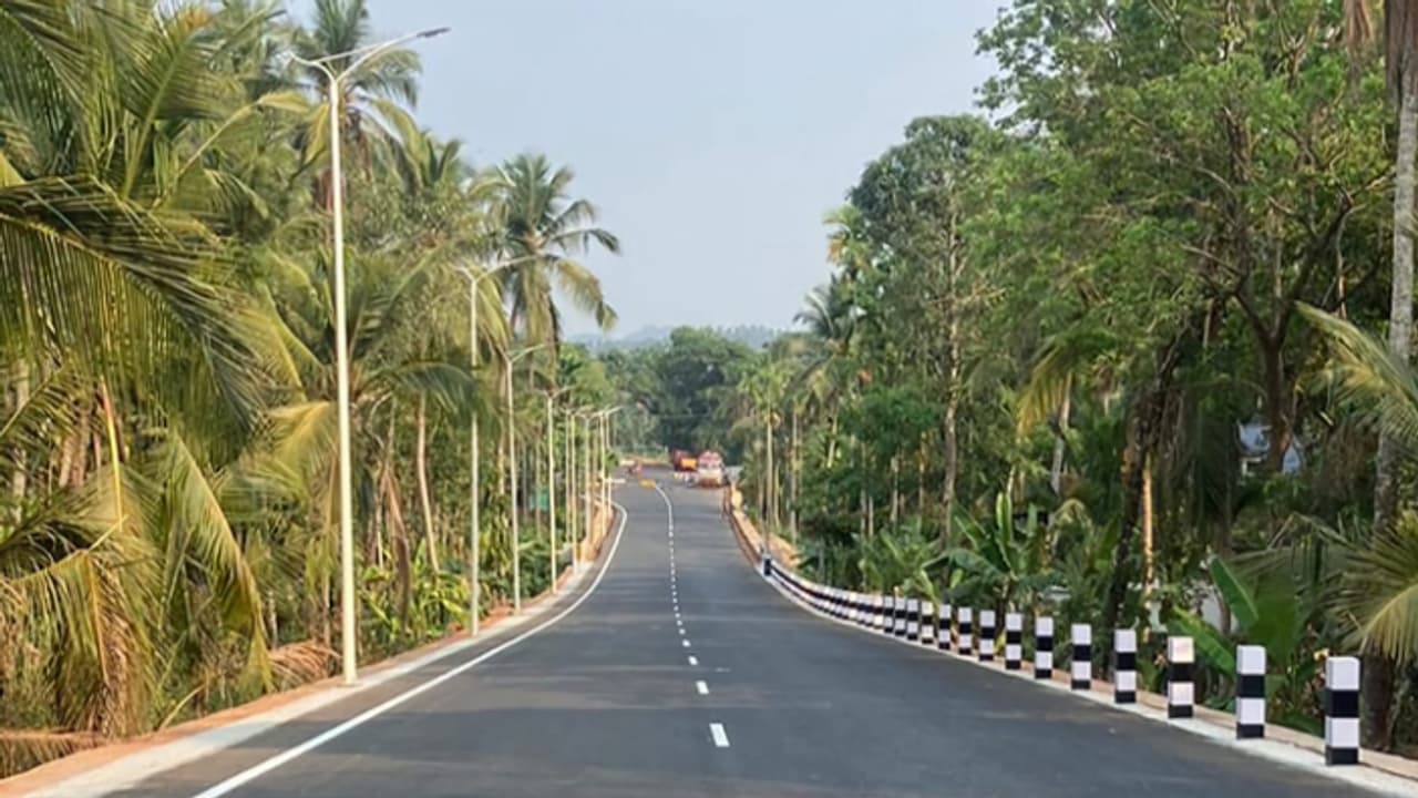 ഗതാഗത കുരുക്കഴിക്കാൻ 12 മീറ്റർ വീതിയിൽ കുറ്റ്യാടി ബൈപാസ്: 20 ഭൂവുടമകള്ക്കായി 4.64 കോടി, നഷ്ടപരിഹാര തുക കൈമാറി ഗതാഗത കുരുക്കഴിക്കാൻ 12 മീറ്റർ വീതിയിൽ കുറ്റ്യാടി ബൈപാസ്: 20 ഭൂവുടമകള്ക്കായി 4.64 കോടി, നഷ്ടപരിഹാര തുക കൈമാറി