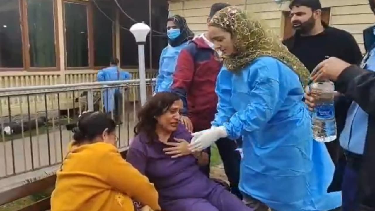 కాశ్మీర్ పర్యాటకులపై ఉగ్రవాదుల కాల్పులు: ఒకరు మృతి, 7 మందికి గాయాలు కాశ్మీర్ పర్యాటకులపై ఉగ్రవాదుల కాల్పులు: ఒకరు మృతి, 7 మందికి గాయాలు