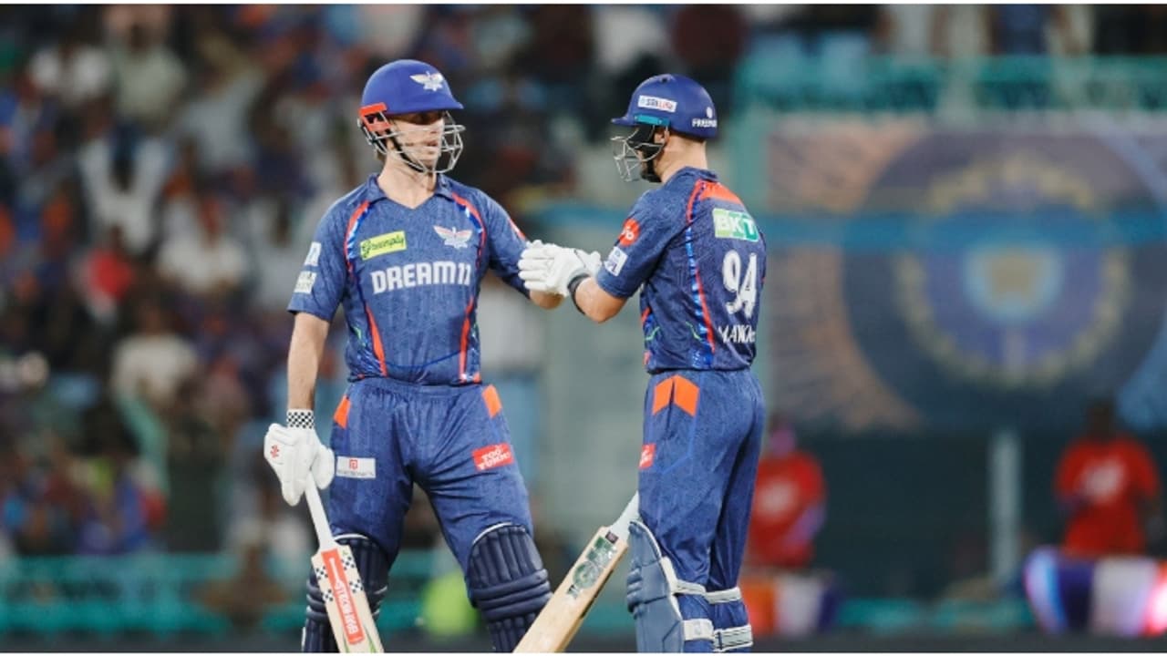 പവര്‍ പ്ലേ ലക്നൗ അങ്ങ് എടുത്തു; മാര്‍ഷും മാര്‍ക്രവും ക്രീസിൽ, വിയര്‍ത്ത് ഡൽഹി