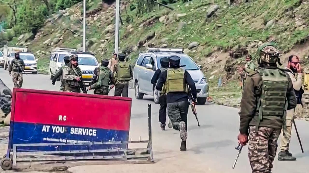 కాశ్మీర్ లో రెచ్చిపోయిన ఉగ్రవాదులు... కేవలం హిందూ పర్యాటకులే టార్గెట్, 24 మంది మృతి కాశ్మీర్ లో రెచ్చిపోయిన ఉగ్రవాదులు... కేవలం హిందూ పర్యాటకులే టార్గెట్, 24 మంది మృతి