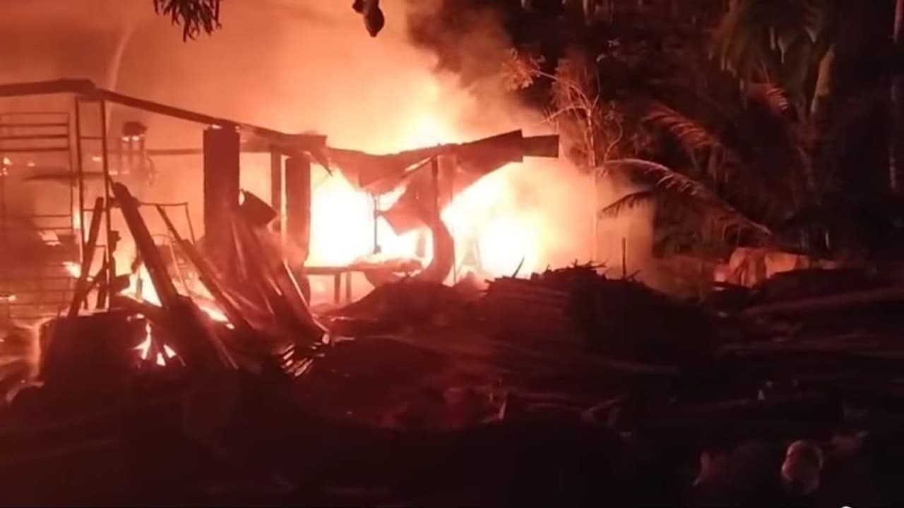 പുലർച്ചെ 2.15ന് തീ, 4 മണിക്കൂര് പരിശ്രമത്തിൽ തീയണച്ച് ഫയര്ഫോഴ്സ് മടങ്ങി; പിന്നാലെ വീണ്ടും തീപിടിത്തം പുലർച്ചെ 2.15ന് തീ, 4 മണിക്കൂര് പരിശ്രമത്തിൽ തീയണച്ച് ഫയര്ഫോഴ്സ് മടങ്ങി; പിന്നാലെ വീണ്ടും തീപിടിത്തം