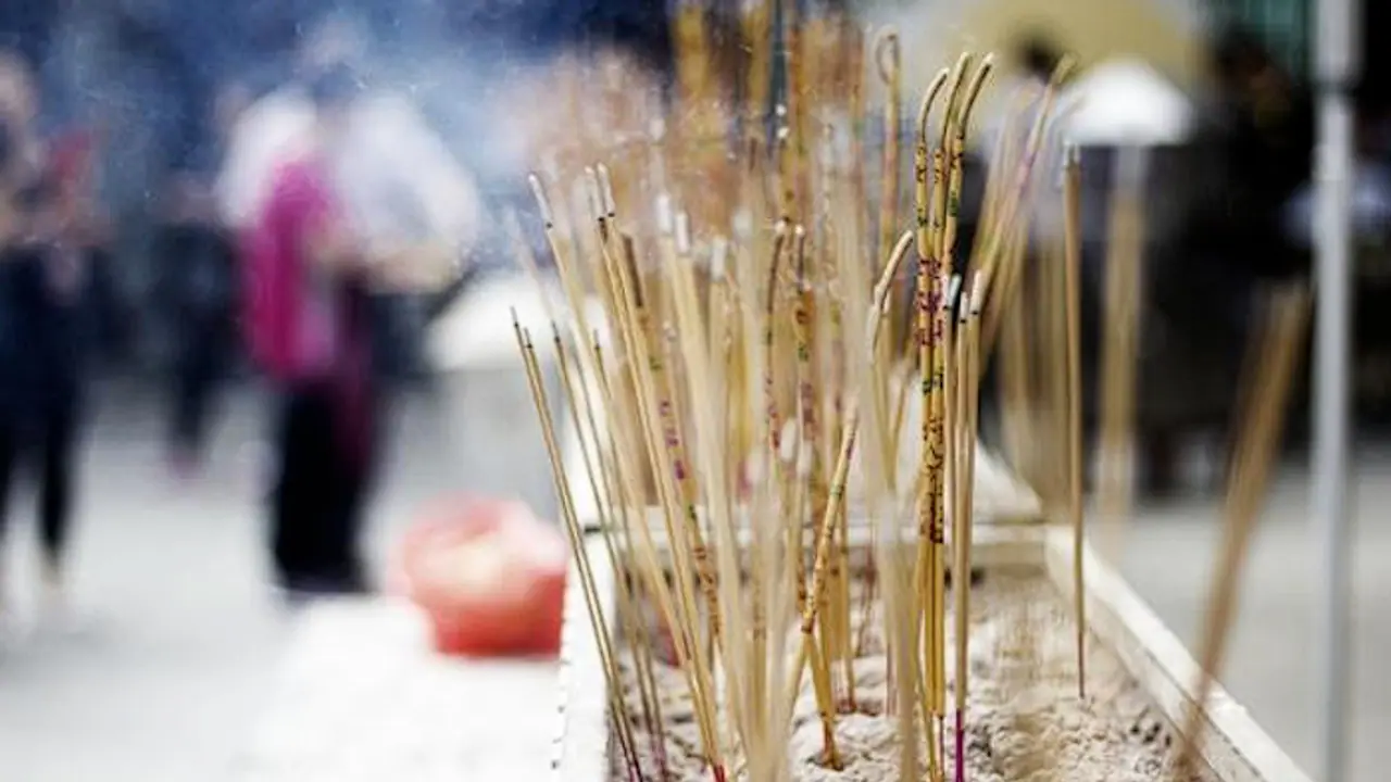 Dhoop Sticks vs. Agarbatti: Which One is Right for You?