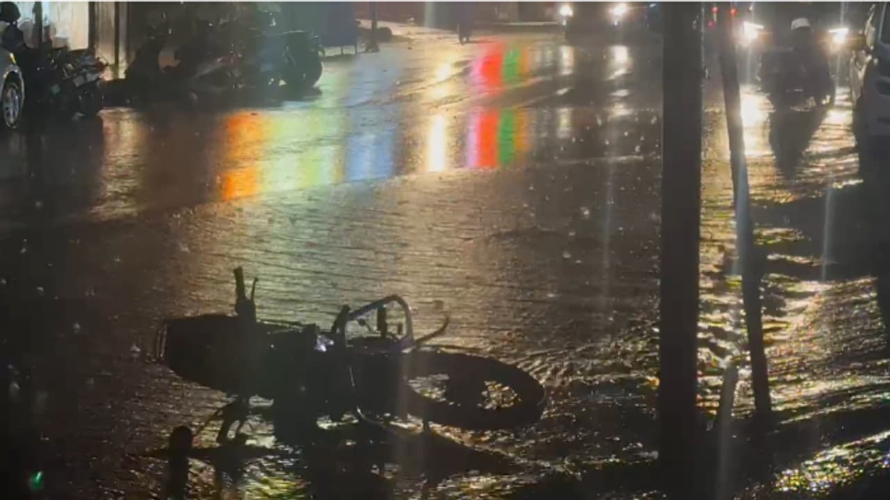 ബൈക്കുകൾ മറിഞ്ഞുവീണു, ഹെൽമറ്റുകൾ പറന്നുപോയി, കടകളിൽ വെള്ളം കയറി, തൃശൂരിൽ ഒരു മണിക്കൂറായി കനത്ത മഴയും കാറ്റും