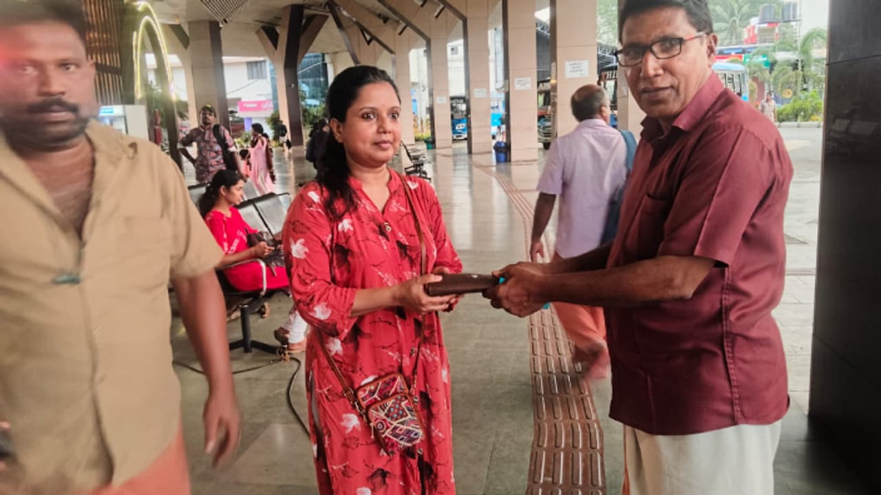 ബസിൽ വച്ച് യുവതിയുടെ പേഴ്സ് പോയി; ബസാണെങ്കിൽ സ്റ്റാന്റ് വിട്ടു, വേറെ ലെവൽ ടീം! കൈകോർത്ത് ബസുകാർ ബസിൽ വച്ച് യുവതിയുടെ പേഴ്സ് പോയി; ബസാണെങ്കിൽ സ്റ്റാന്റ് വിട്ടു, വേറെ ലെവൽ ടീം! കൈകോർത്ത് ബസുകാർ