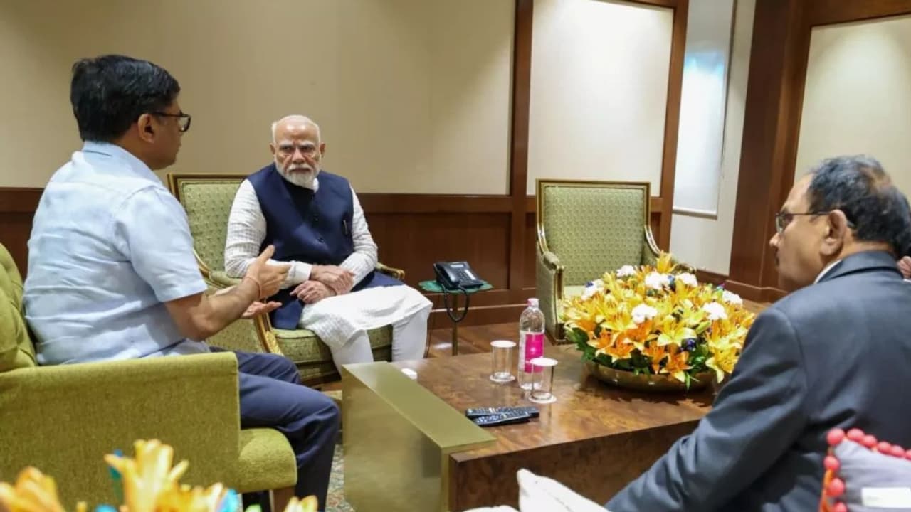 ಭಾರತಕ್ಕೆ ಬರ್ತಿದ್ದಂತೆ ವಿಮಾನ ನಿಲ್ದಾಣದಲ್ಲಿಯೇ ತುರ್ತು ಸಭೆ ನಡೆಸಿದ ಪ್ರಧಾನಿ ಮೋದಿ ಭಾರತಕ್ಕೆ ಬರ್ತಿದ್ದಂತೆ ವಿಮಾನ ನಿಲ್ದಾಣದಲ್ಲಿಯೇ ತುರ್ತು ಸಭೆ ನಡೆಸಿದ ಪ್ರಧಾನಿ ಮೋದಿ