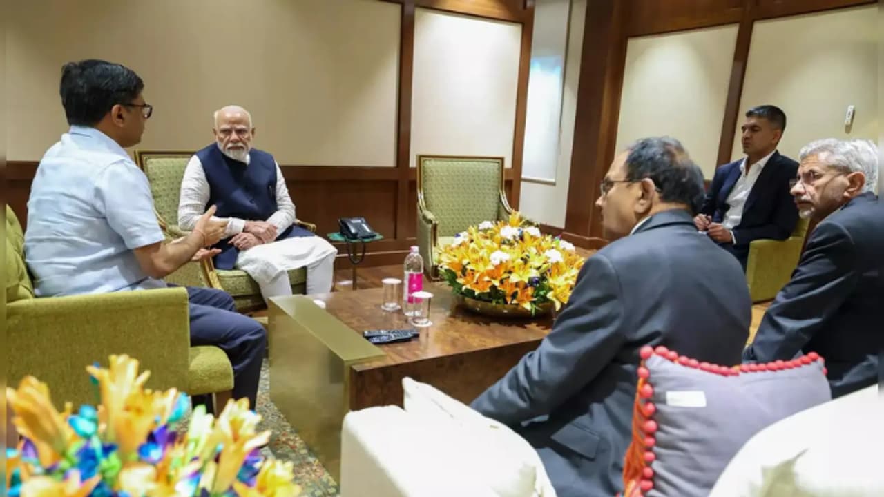 PM Modi: హుటాహుటిన ఢిల్లీ చేరుకున్న మోదీ.. ఎయిర్ పోర్టులో అత్యవసర సమావేశం, నెక్ట్స్ ఏంటీ..? PM Modi: హుటాహుటిన ఢిల్లీ చేరుకున్న మోదీ.. ఎయిర్ పోర్టులో అత్యవసర సమావేశం, నెక్ట్స్ ఏంటీ..?