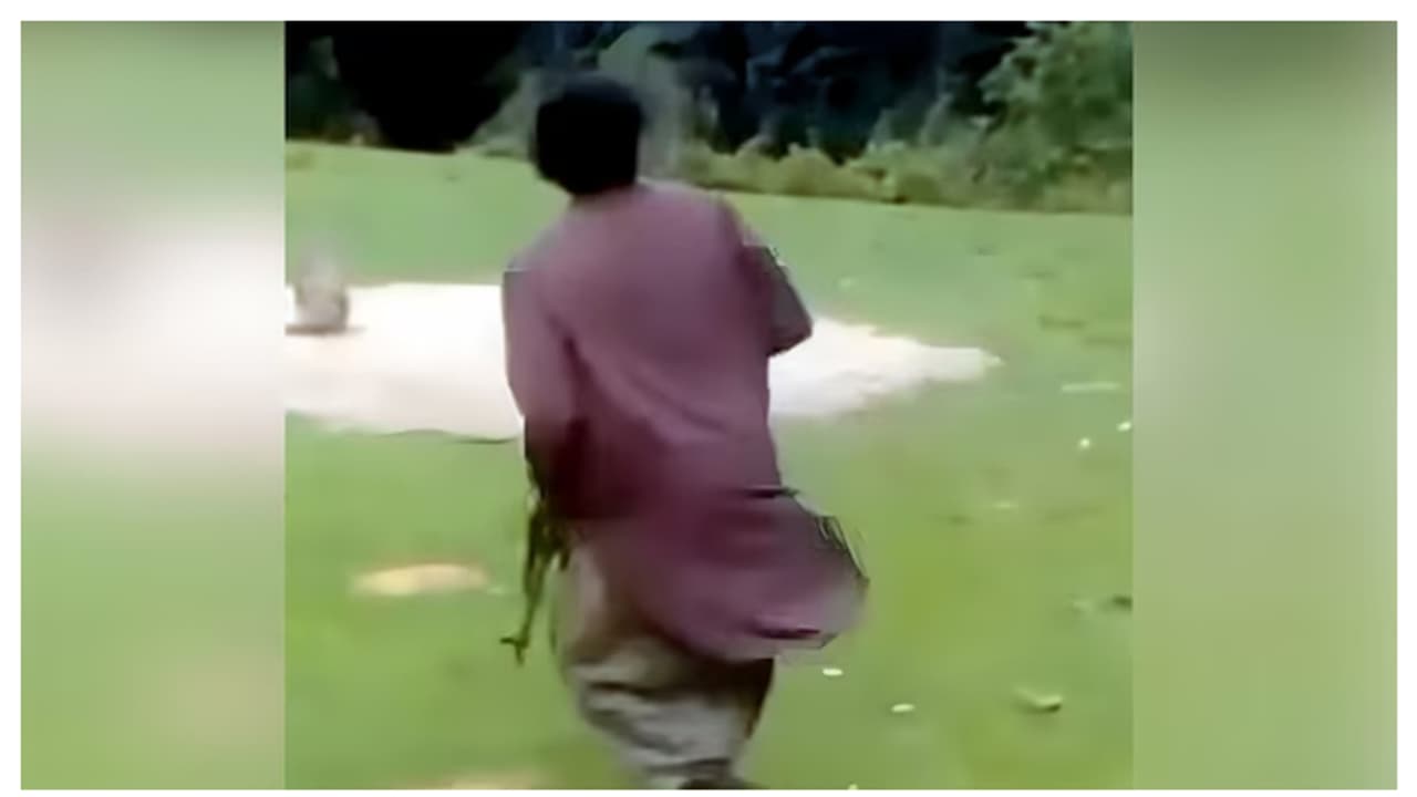 കൈയിൽ AK 47 തോക്കുമായി വിനോദ സഞ്ചാരികൾക്കു നേരെ, വെടിയുതിർത്ത ഭീകരന്റെ ചിത്രം പുറത്ത് കൈയിൽ AK 47 തോക്കുമായി വിനോദ സഞ്ചാരികൾക്കു നേരെ, വെടിയുതിർത്ത ഭീകരന്റെ ചിത്രം പുറത്ത്