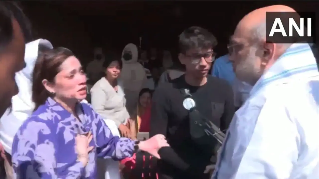 ಪಹಲ್ಗಾಮ್‌ ದಾಳಿ: ತಮ್ಮವರನ್ನು ಕಳೆದುಕೊಂಡು ಗೃಹಸಚಿವ ಅಮಿತ್ ಷಾ ಮುಂದೆ ಬಿಕ್ಕಿ ಬಿಕ್ಕಿ ಅತ್ತ ಪ್ರವಾಸಿಗರು