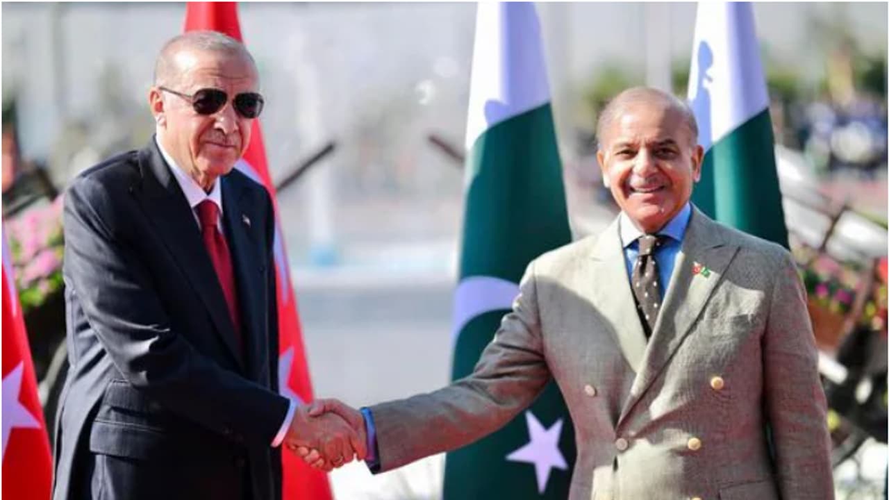 ഭീകരാക്രമണം നടന്ന ദിവസം എർദോഗനുമായി 'കശ്മീർ' ചർച്ച ചെയ്ത് പാക് പ്രധാനമന്ത്രി, പൂർണ പിന്തുണയെന്ന് എർദോഗാൻ ഭീകരാക്രമണം നടന്ന ദിവസം എർദോഗനുമായി 'കശ്മീർ' ചർച്ച ചെയ്ത് പാക് പ്രധാനമന്ത്രി, പൂർണ പിന്തുണയെന്ന് എർദോഗാൻ