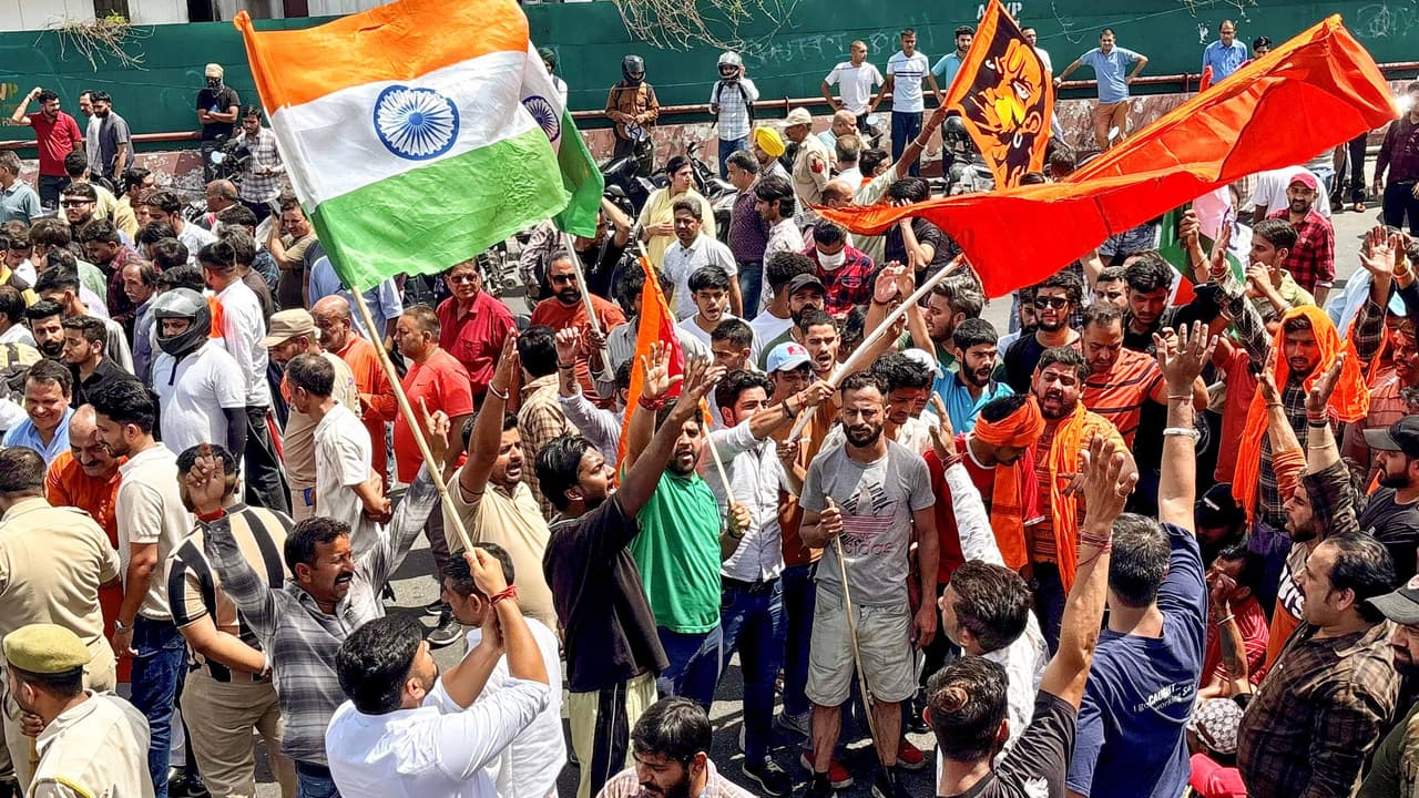 ಕಾಶ್ಮೀರದಲ್ಲಿ ಉಗ್ರರ ಅಟ್ಟಹಾಸಕ್ಕೆ ಭುಗಿಲೆದ್ದ ಆಕ್ರೋಶ: ದೇಶವ್ಯಾಪಿ ಜನರ ಕೂಗು ಒಂದೇ ಕಾಶ್ಮೀರದಲ್ಲಿ ಉಗ್ರರ ಅಟ್ಟಹಾಸಕ್ಕೆ ಭುಗಿಲೆದ್ದ ಆಕ್ರೋಶ: ದೇಶವ್ಯಾಪಿ ಜನರ ಕೂಗು ಒಂದೇ