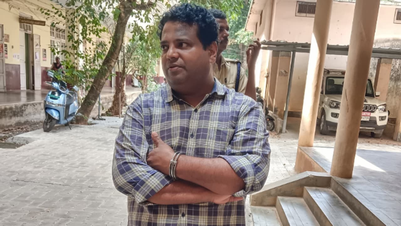 കൊല്ലത്ത് സ്കൂൾ വളപ്പിൽ വിദ്യാർഥികളുടെ മുന്നിൽ യുവാവിനെ കുത്തിക്കൊന്നു, പ്രതിക്ക് ജീവപര്യന്തം കൊല്ലത്ത് സ്കൂൾ വളപ്പിൽ വിദ്യാർഥികളുടെ മുന്നിൽ യുവാവിനെ കുത്തിക്കൊന്നു, പ്രതിക്ക് ജീവപര്യന്തം