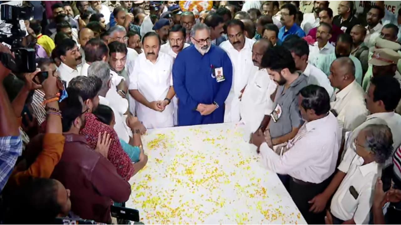 പഹൽഗാം ഭീകരാക്രമണം; രാമചന്ദ്രന്റെ മൃതദേഹം കൊച്ചിയിലെത്തിച്ചു, 250 പേർ കസ്റ്റഡിയിൽ, 1500 പേരെ ചോദ്യം ചെയ്തു പഹൽഗാം ഭീകരാക്രമണം; രാമചന്ദ്രന്റെ മൃതദേഹം കൊച്ചിയിലെത്തിച്ചു, 250 പേർ കസ്റ്റഡിയിൽ, 1500 പേരെ ചോദ്യം ചെയ്തു