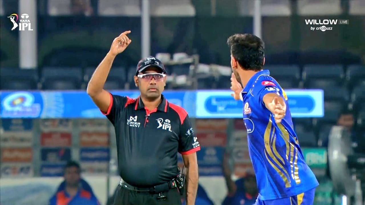 ഒരു ഐപിഎല് മത്സരം നിയന്ത്രിക്കാന് അംപയര്മാര്ക്ക് എത്ര ശമ്പളം? അറിയാം കണക്കുകള് ഒരു ഐപിഎല് മത്സരം നിയന്ത്രിക്കാന് അംപയര്മാര്ക്ക് എത്ര ശമ്പളം? അറിയാം കണക്കുകള്