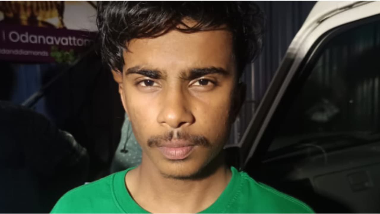 കൊട്ടാരക്കരയിൽ പരിശോധന; എംഡിഎംഎയുമായി ഡിവൈഎഫ്ഐ പ്രവർത്തകനും സഹകരണ ബാങ്കിലെ ജീവനക്കാരനുമായ യുവാവ് പിടിയിൽ കൊട്ടാരക്കരയിൽ പരിശോധന; എംഡിഎംഎയുമായി ഡിവൈഎഫ്ഐ പ്രവർത്തകനും സഹകരണ ബാങ്കിലെ ജീവനക്കാരനുമായ യുവാവ് പിടിയിൽ