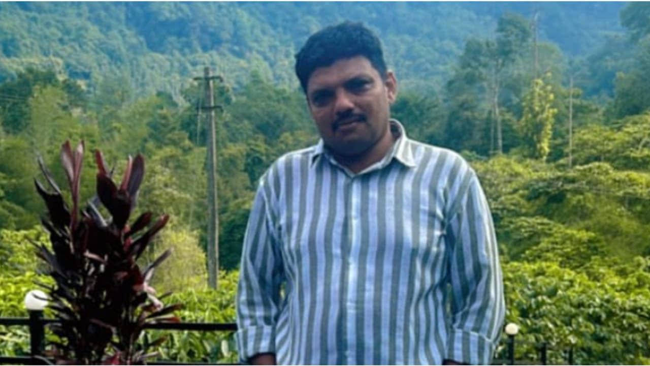 കോഴിക്കോട് കൂടരഞ്ഞിയിൽ ഇറക്കത്തിൽ വെച്ച് സ്കൂട്ടർ നിയന്ത്രണം വിട്ടു മറിഞ്ഞു; മിഠായി തെരുവിലെ വ്യാപാരി മരിച്ചു കോഴിക്കോട് കൂടരഞ്ഞിയിൽ ഇറക്കത്തിൽ വെച്ച് സ്കൂട്ടർ നിയന്ത്രണം വിട്ടു മറിഞ്ഞു; മിഠായി തെരുവിലെ വ്യാപാരി മരിച്ചു