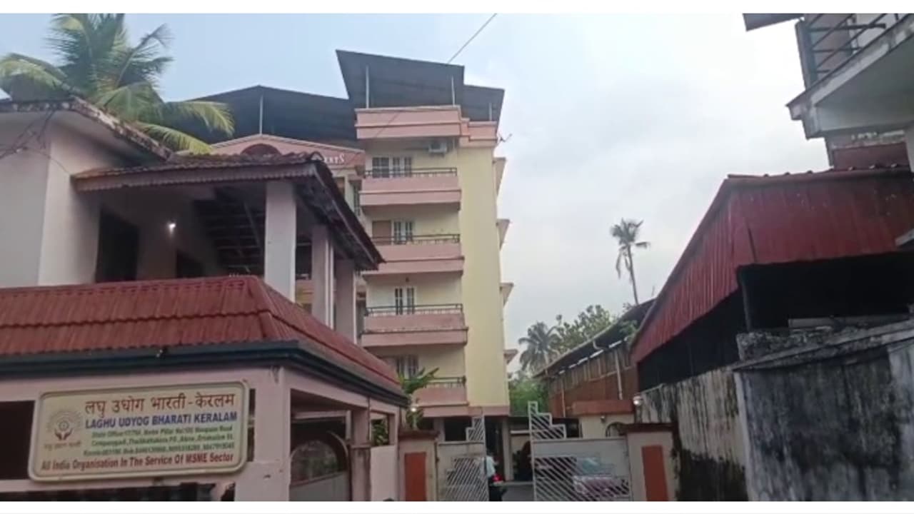 വിവാഹാവശ്യത്തിനായി നാട്ടിൽ പോയി, വന്നപ്പോള്‍ ​ഗ്രിൽ തകർത്ത നിലയിൽ; ഫ്ളാറ്റിൽ നിന്ന് സ്വർണവും പണവും കവർന്നു