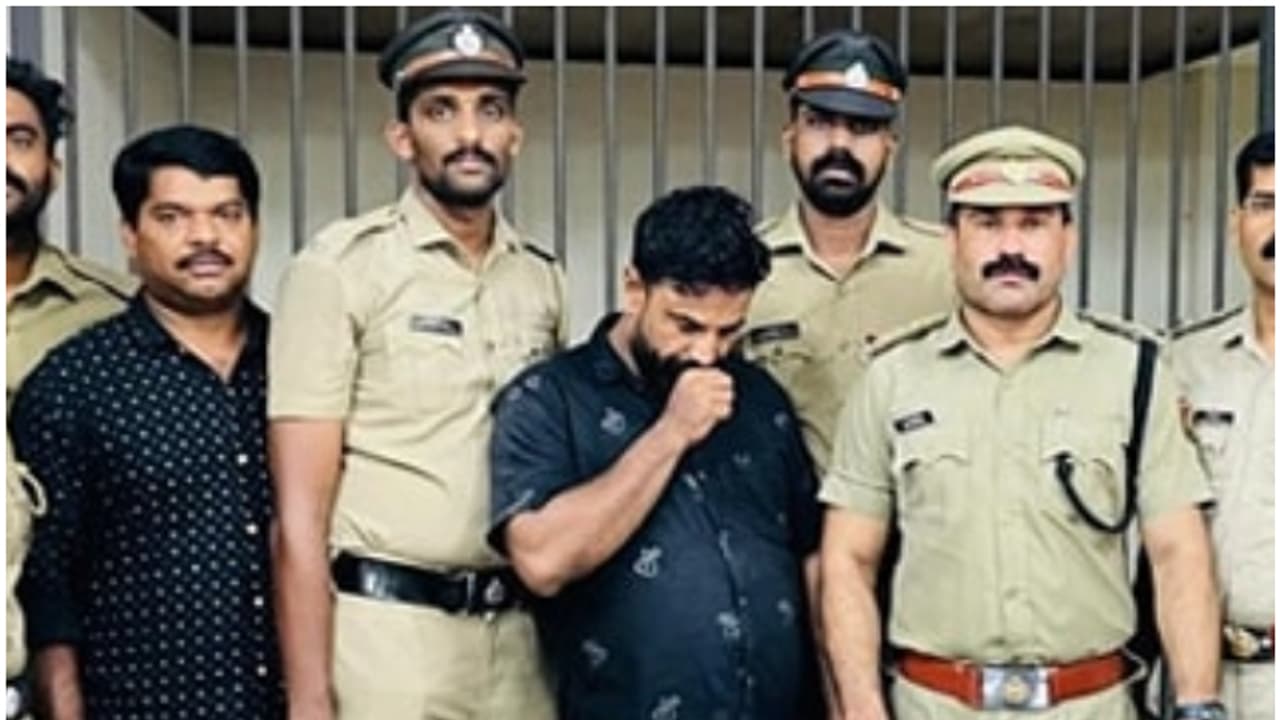 കാറിലും വീട്ടിലും എന്നിങ്ങനെ എല്ലായിടത്തും ഇത് തന്നെ! ഒതുക്കുങ്ങൽ സ്വദേശിയെ കുരുക്കി എക്സൈസ്