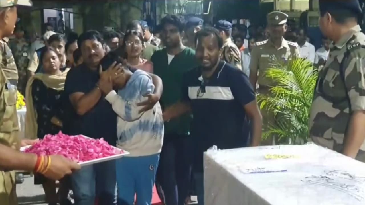 പഹൽഗാം ഭീകരാക്രമണം: കൊല്ലപ്പെട്ട കർണാടക സ്വദേശികളുടെ മൃതദേഹങ്ങൾ ബെംഗളൂരുവിൽ എത്തിച്ചു, സംസ്കാരം ഇന്ന് നടക്കും പഹൽഗാം ഭീകരാക്രമണം: കൊല്ലപ്പെട്ട കർണാടക സ്വദേശികളുടെ മൃതദേഹങ്ങൾ ബെംഗളൂരുവിൽ എത്തിച്ചു, സംസ്കാരം ഇന്ന് നടക്കും