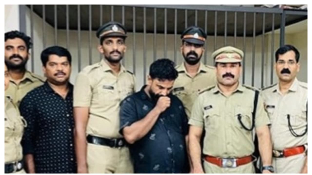 വാഹന പരിശോധന നടത്തുകയായിരുന്ന ഉദ്യോഗസ്ഥരെ വെട്ടിച്ച് കാർ; പിന്തുടർന്ന് പിടിച്ചപ്പോൾ കഞ്ചാവും മെത്താംഫിറ്റമിനും