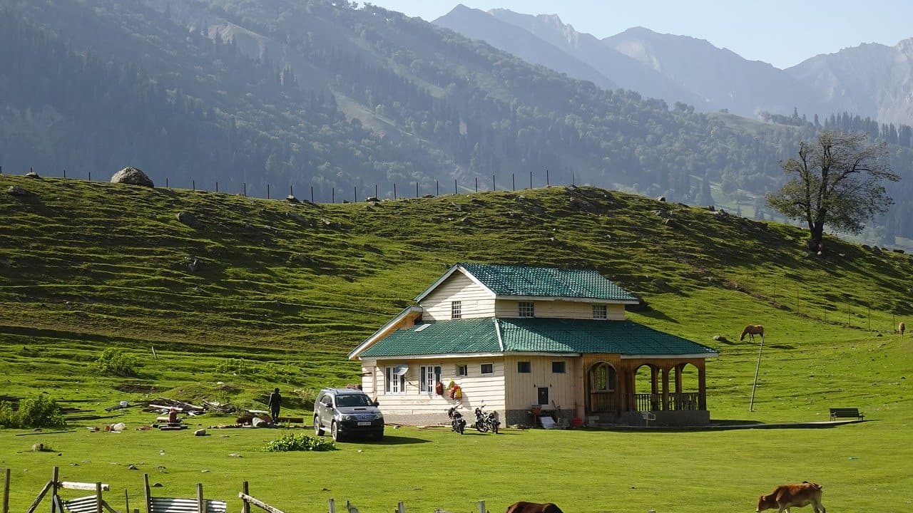 Film Shootings in Kashmir: కశ్మీర్లో సినిమా షూటింగ్లు రద్దు.. ఆ అందాలు ఇప్పట్లో చూడటం కష్టమే! Film Shootings in Kashmir: కశ్మీర్లో సినిమా షూటింగ్లు రద్దు.. ఆ అందాలు ఇప్పట్లో చూడటం కష్టమే!