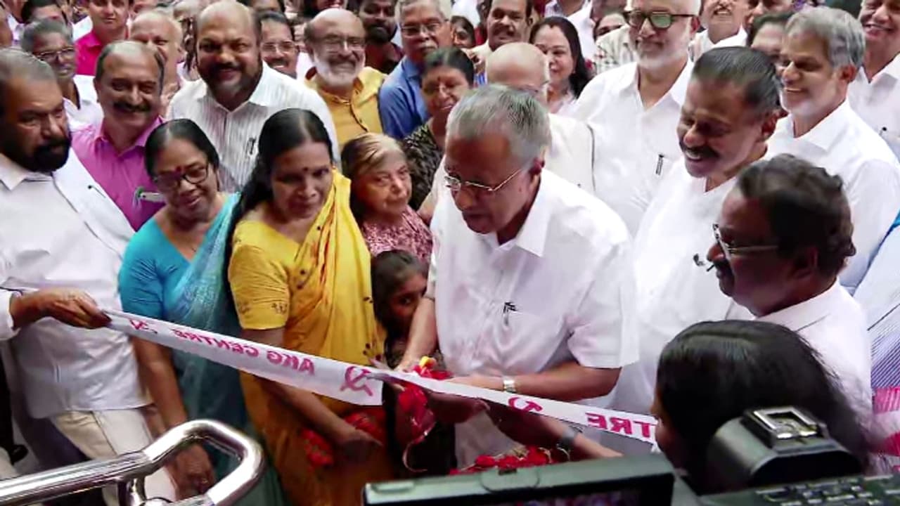 കശ്മീർ ഭീകരാക്രമണത്തിൽ 26 പേർ കൊല്ലപ്പെട്ടതിനിടെ എകെജി സെന്റർ ഉദ്ഘാടനം നടത്തി, വിമർശനവുമായി കെ മുരളീധരൻ കശ്മീർ ഭീകരാക്രമണത്തിൽ 26 പേർ കൊല്ലപ്പെട്ടതിനിടെ എകെജി സെന്റർ ഉദ്ഘാടനം നടത്തി, വിമർശനവുമായി കെ മുരളീധരൻ