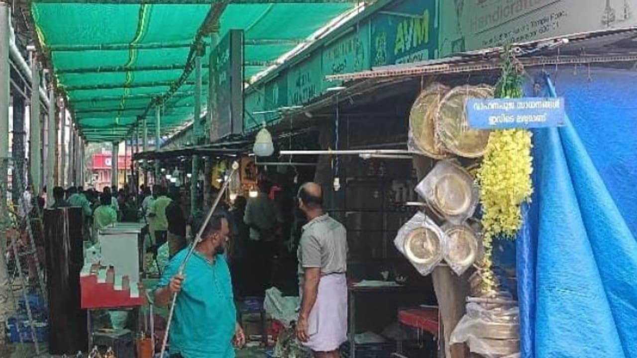 ഗുരുവായൂർ ക്ഷേത്ര നടപ്പുരയിലെ വ്യാപാര സ്ഥാപനങ്ങളുടെ കയ്യേറ്റം ഒഴിപ്പിച്ച് തുടങ്ങി ഗുരുവായൂർ ക്ഷേത്ര നടപ്പുരയിലെ വ്യാപാര സ്ഥാപനങ്ങളുടെ കയ്യേറ്റം ഒഴിപ്പിച്ച് തുടങ്ങി