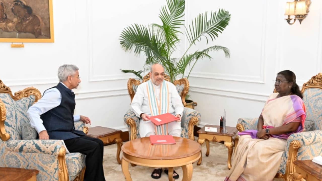 പഹൽഗാം ആക്രമണം; ദില്ലിയിൽ നിർണായക കൂടിക്കാഴ്ചകൾ, പാക് പങ്ക് വിശദീകരിച്ച് ഇന്ത്യ, രാഷ്ട്രപതിയെ കണ്ട് അമിത് ഷാ പഹൽഗാം ആക്രമണം; ദില്ലിയിൽ നിർണായക കൂടിക്കാഴ്ചകൾ, പാക് പങ്ക് വിശദീകരിച്ച് ഇന്ത്യ, രാഷ്ട്രപതിയെ കണ്ട് അമിത് ഷാ