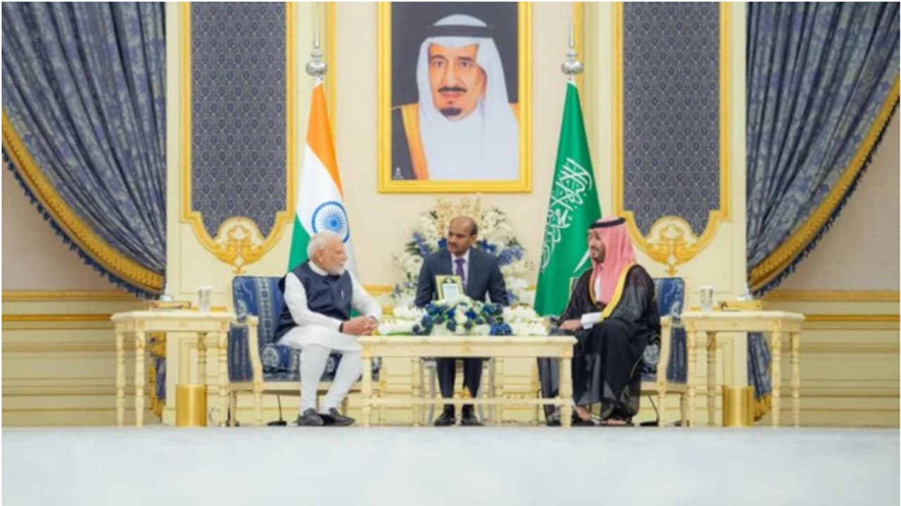 മോദിയുടെ ജിദ്ദ സന്ദര്ശനം; ഇന്ത്യയിൽ സൗദി പങ്കാളിത്തത്തിൽ രണ്ട് ഓയിൽ റിഫൈനറികൾ സ്ഥാപിക്കും മോദിയുടെ ജിദ്ദ സന്ദര്ശനം; ഇന്ത്യയിൽ സൗദി പങ്കാളിത്തത്തിൽ രണ്ട് ഓയിൽ റിഫൈനറികൾ സ്ഥാപിക്കും