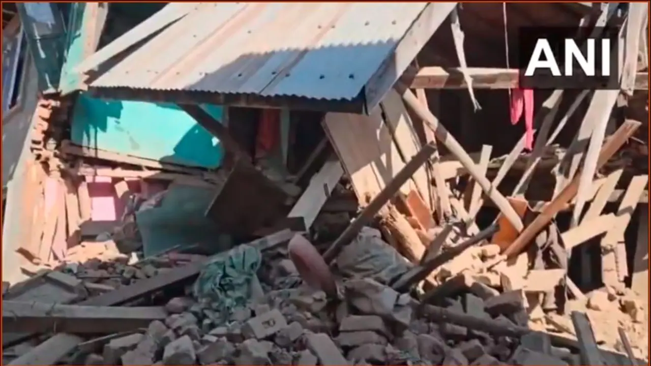 ಲಷ್ಕರ್ ಉಗ್ರ ಅಸಿಫ್ ಶೇಕ್ನ ಕಾಶ್ಮೀರದಲ್ಲಿರುವ ಮನೆ ಧ್ವಂಸಗೊಳಿಸಿದ ಸೇನೆ ಲಷ್ಕರ್ ಉಗ್ರ ಅಸಿಫ್ ಶೇಕ್ನ ಕಾಶ್ಮೀರದಲ್ಲಿರುವ ಮನೆ ಧ್ವಂಸಗೊಳಿಸಿದ ಸೇನೆ