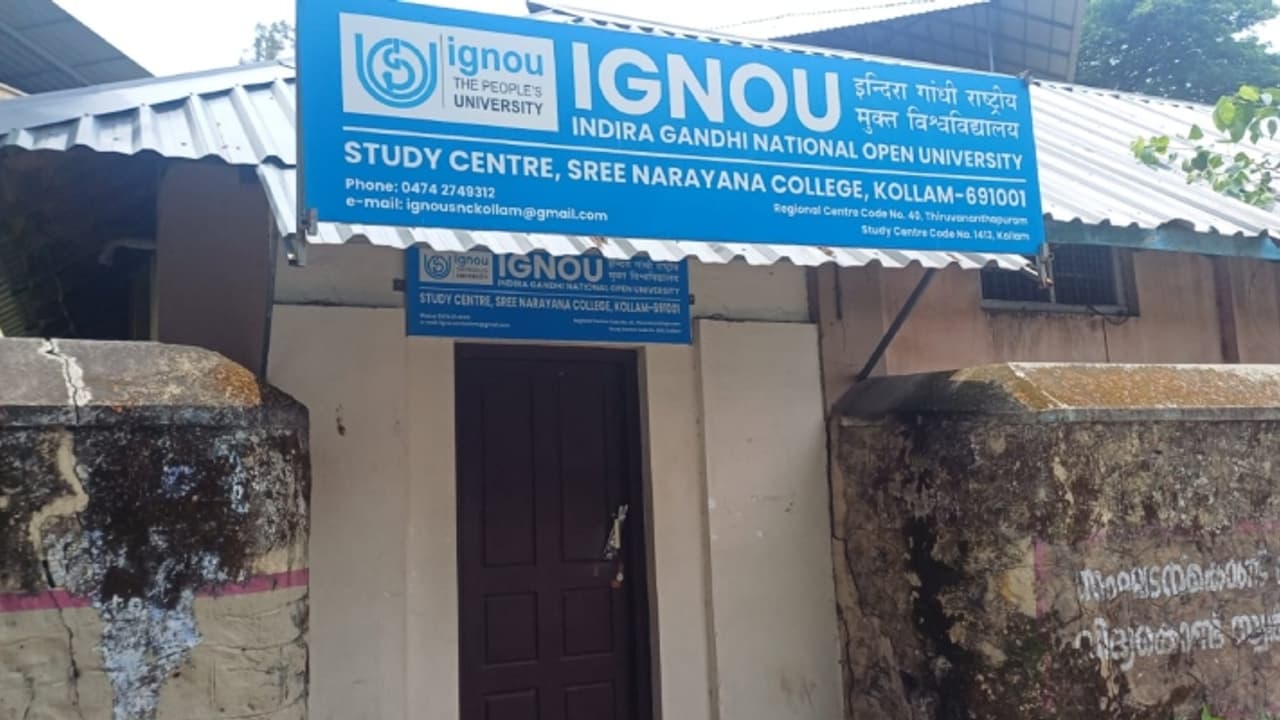 ഇഗ്നോ ഓപ്പൺ യൂണിവേഴ്സിറ്റിയുടെ സബ് സെൻ്റർ പൂട്ടി ജീവനക്കാർ കല്യാണത്തിന് പോയി; വലഞ്ഞ് വിദ്യാർത്ഥികള് ഇഗ്നോ ഓപ്പൺ യൂണിവേഴ്സിറ്റിയുടെ സബ് സെൻ്റർ പൂട്ടി ജീവനക്കാർ കല്യാണത്തിന് പോയി; വലഞ്ഞ് വിദ്യാർത്ഥികള്