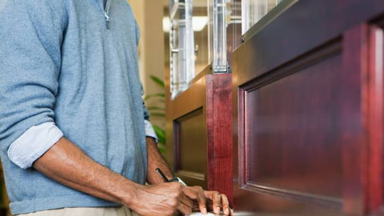 അക്കൗണ്ട് തുടങ്ങാൻ ബാങ്കിൽ പോയ 18 കാരൻ ഞെട്ടിപ്പോയി, 9 ാം വയസ് മുതൽ കരിമ്പട്ടികയിൽ