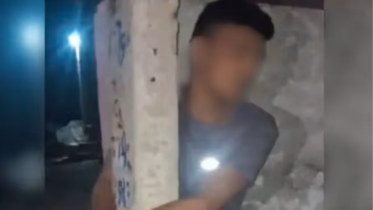 ಮಧ್ಯರಾತ್ರಿ 2.30ಕ್ಕೆ ಮಹಿಳೆ ಮನೆಯೊಳಗೆ ನುಗ್ಗಿದ ಶಿಕ್ಷಕ; ಬಟ್ಟೆ ಬಿಚ್ಚುವಾಗಲೇ ಗ್ರಾಮಸ್ಥರಿಗೆ ಲಾಕ್! ಮಧ್ಯರಾತ್ರಿ 2.30ಕ್ಕೆ ಮಹಿಳೆ ಮನೆಯೊಳಗೆ ನುಗ್ಗಿದ ಶಿಕ್ಷಕ; ಬಟ್ಟೆ ಬಿಚ್ಚುವಾಗಲೇ ಗ್ರಾಮಸ್ಥರಿಗೆ ಲಾಕ್!