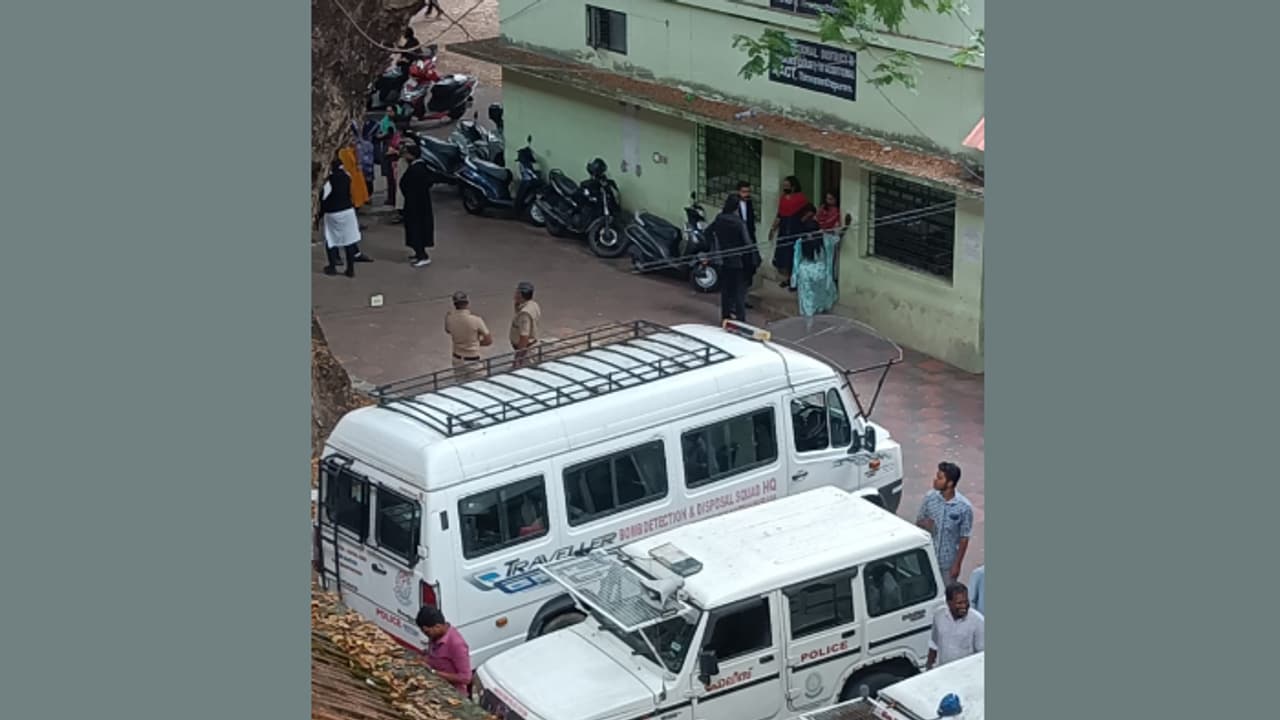 തിരുവനന്തപുരം ജില്ലാ കോടതിയിൽ ബോംബ് ഭീഷണി; പരിശോധന നടത്തി ബോംബ് സ്ക്വാഡ് തിരുവനന്തപുരം ജില്ലാ കോടതിയിൽ ബോംബ് ഭീഷണി; പരിശോധന നടത്തി ബോംബ് സ്ക്വാഡ്