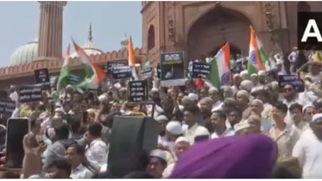 പഹൽഗാം ഭീകരാക്രമണം; ദില്ലി ജുമാ മസ്ജിദിന് മുന്നിൽ പ്രതിഷേധം, സംഘടിപ്പിച്ചത് ബാസാർ മാഠിയ മഹൽ ട്രേഡേഴ്സ് 