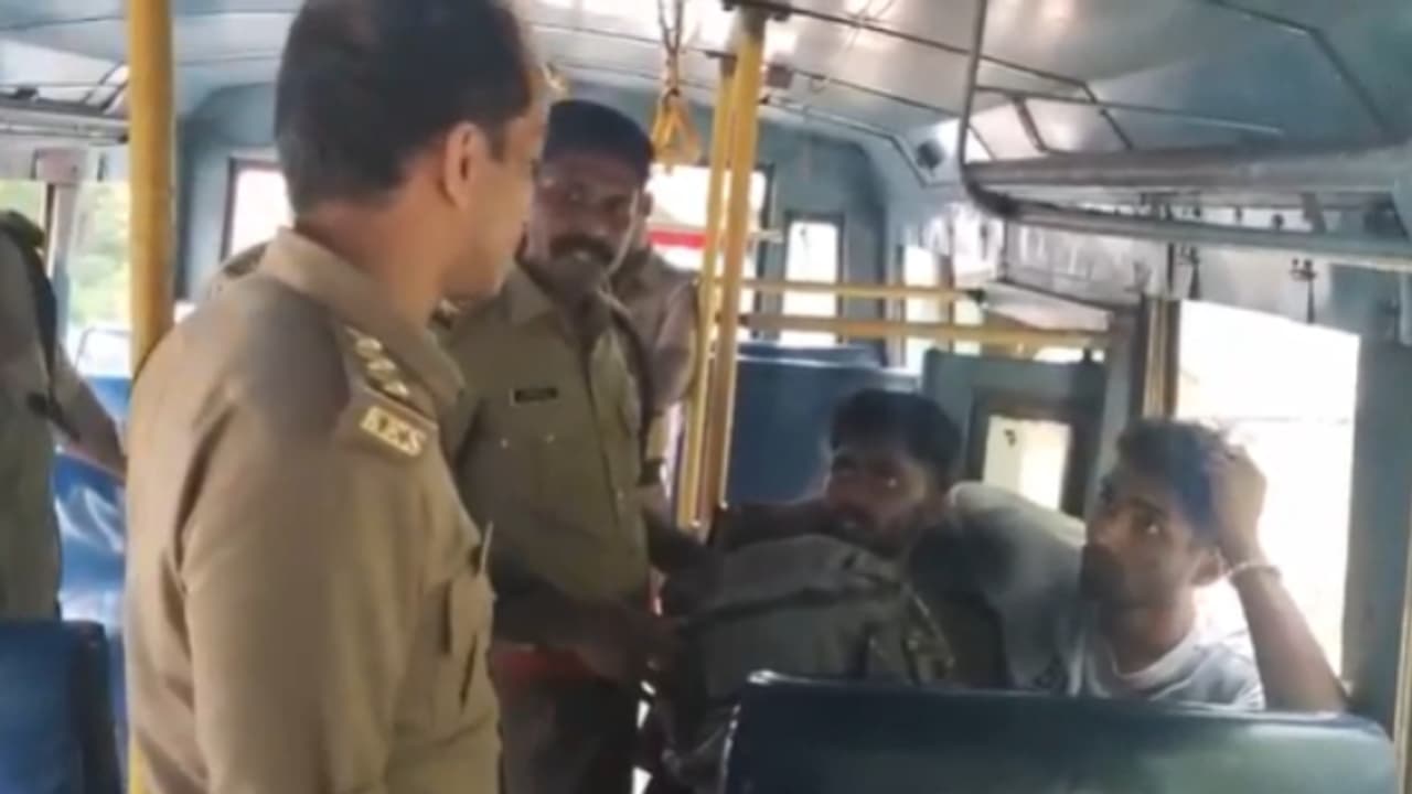 കെഎസ്ആർടിസി സീറ്റിൽ കൂളായി രണ്ടുപേരുടെയും യാത്ര, മടിയിൽ ബാഗും; അപ്രതീക്ഷിതമായി എക്സൈസ് എത്തി, കഞ്ചാവ് വേട്ട കെഎസ്ആർടിസി സീറ്റിൽ കൂളായി രണ്ടുപേരുടെയും യാത്ര, മടിയിൽ ബാഗും; അപ്രതീക്ഷിതമായി എക്സൈസ് എത്തി, കഞ്ചാവ് വേട്ട