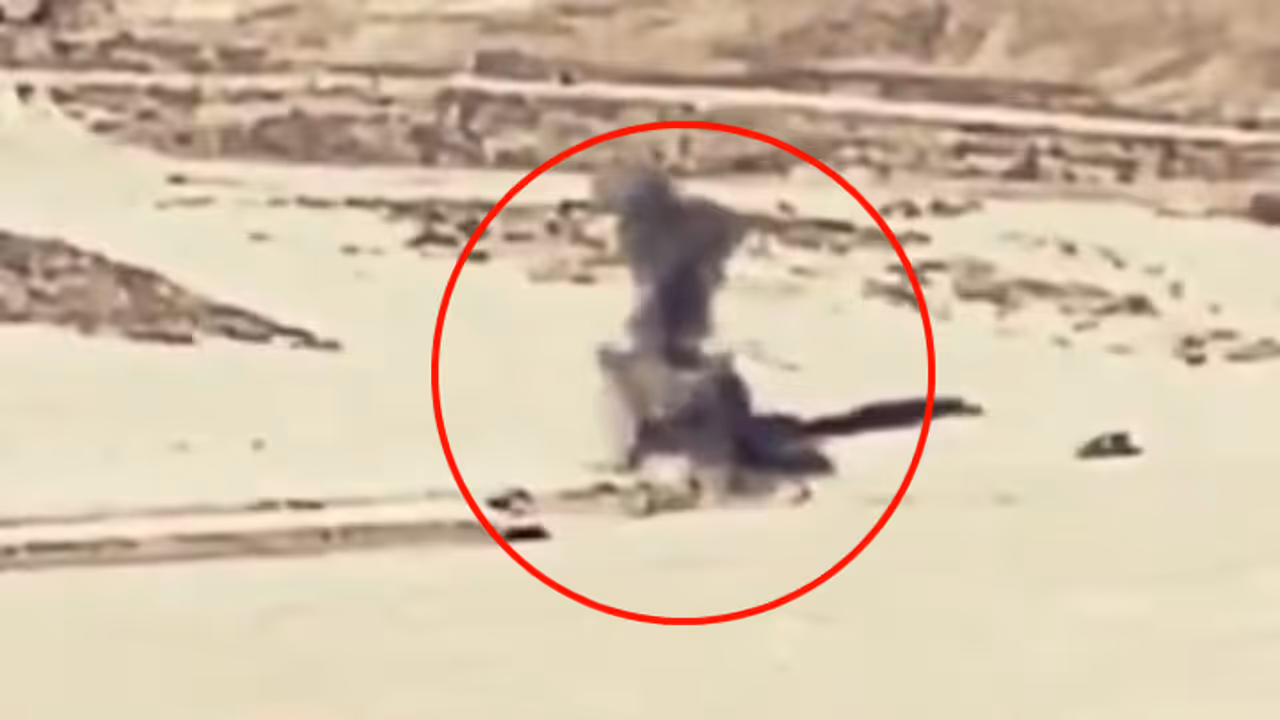 പാകിസ്ഥാനിൽ വൻ സ്ഫോടനം; സൈനിക വാഹനം ബോംബ് വെച്ച് തകർത്തു; 10 പാക് സൈനികർ കൊല്ലപ്പെട്ടു