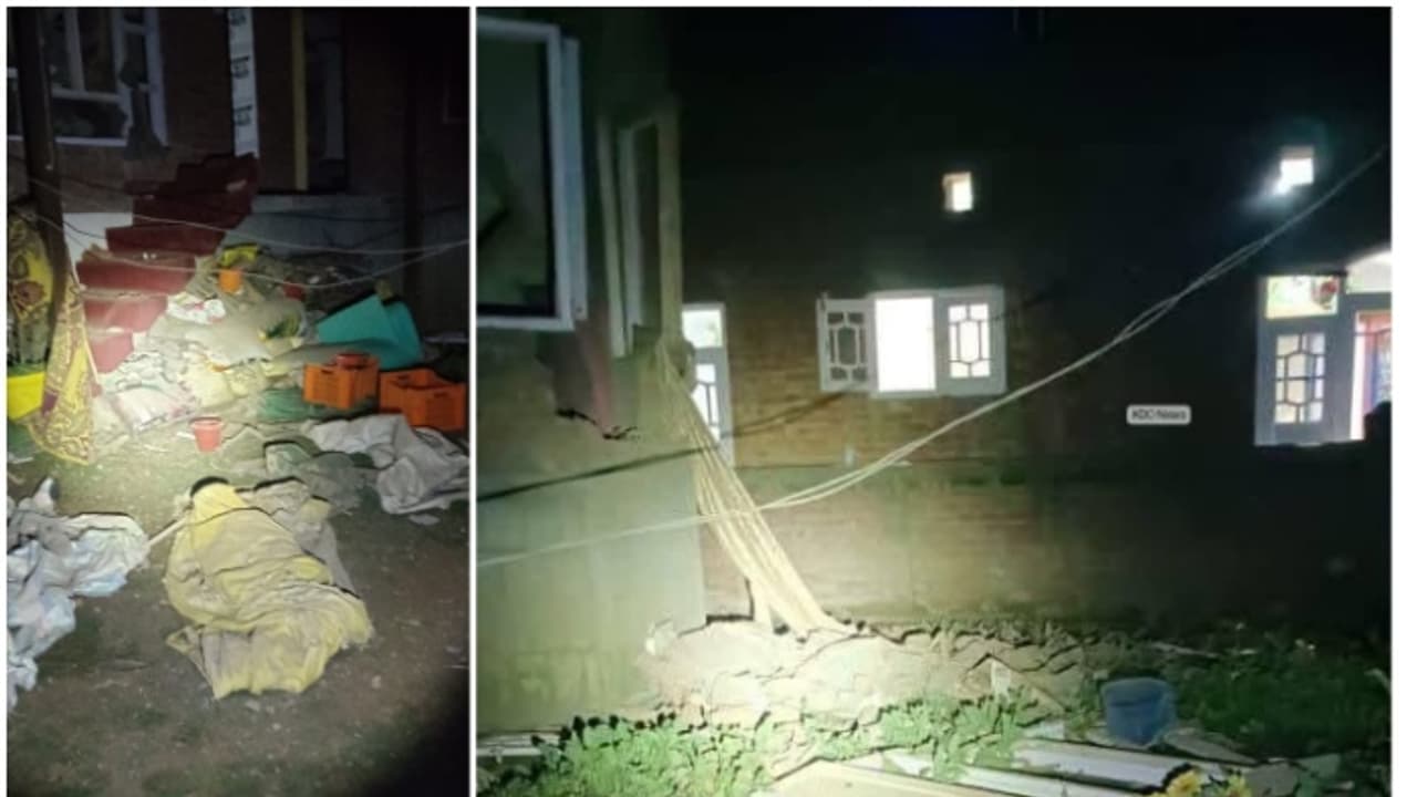 ഭീകരർക്കെതിരെ നടപടി തുടരുന്നു; കശ്മീരിൽ രണ്ട് ഭീകരരുടെ വീടുകൾ കൂടി അധികൃതർ തകർത്തു ഭീകരർക്കെതിരെ നടപടി തുടരുന്നു; കശ്മീരിൽ രണ്ട് ഭീകരരുടെ വീടുകൾ കൂടി അധികൃതർ തകർത്തു