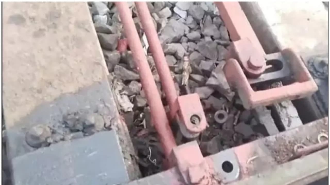 ട്രാക്കിലെ ബോൾട്ട് ഇളക്കിമാറ്റി, ബോധപൂർവം ചെയ്തതെന്ന് റെയിൽവെ; കൃത്യസമയത്തെ മുന്നറിയിപ്പിൽ വൻ അപകടം ഒഴിവായി ട്രാക്കിലെ ബോൾട്ട് ഇളക്കിമാറ്റി, ബോധപൂർവം ചെയ്തതെന്ന് റെയിൽവെ; കൃത്യസമയത്തെ മുന്നറിയിപ്പിൽ വൻ അപകടം ഒഴിവായി