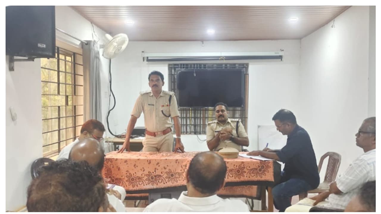 നാദാപുരത്തെ കല്ല്യാണവീടുകളില് ഗാനമേളയും ഡി ജെ പാര്ട്ടിയും വേണ്ട! സര്വകക്ഷി യോഗത്തിൽ ധാരണ കാരണമിത് നാദാപുരത്തെ കല്ല്യാണവീടുകളില് ഗാനമേളയും ഡി ജെ പാര്ട്ടിയും വേണ്ട! സര്വകക്ഷി യോഗത്തിൽ ധാരണ കാരണമിത്