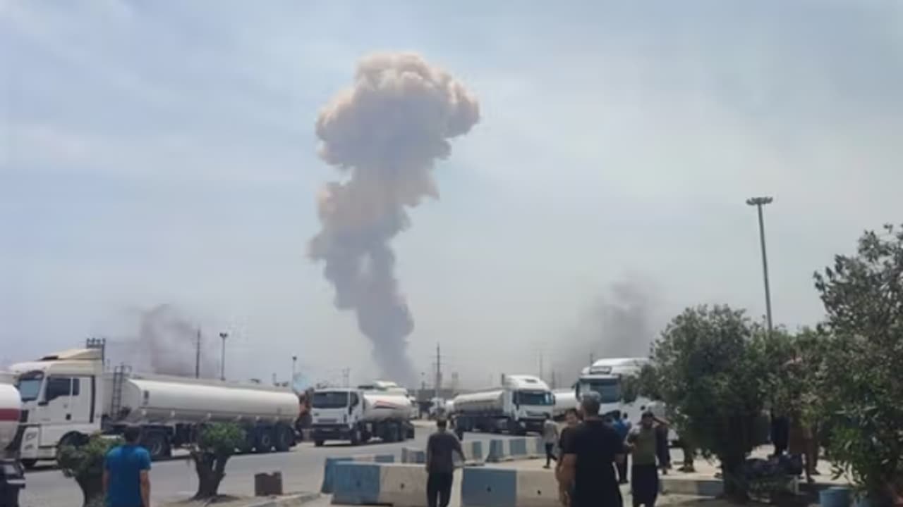 Bandar abbas: ఇరాన్‌లో భారీ పేలుడు.. పోర్టులో ఎగిసిప‌డుతోన్న మంట‌లు 