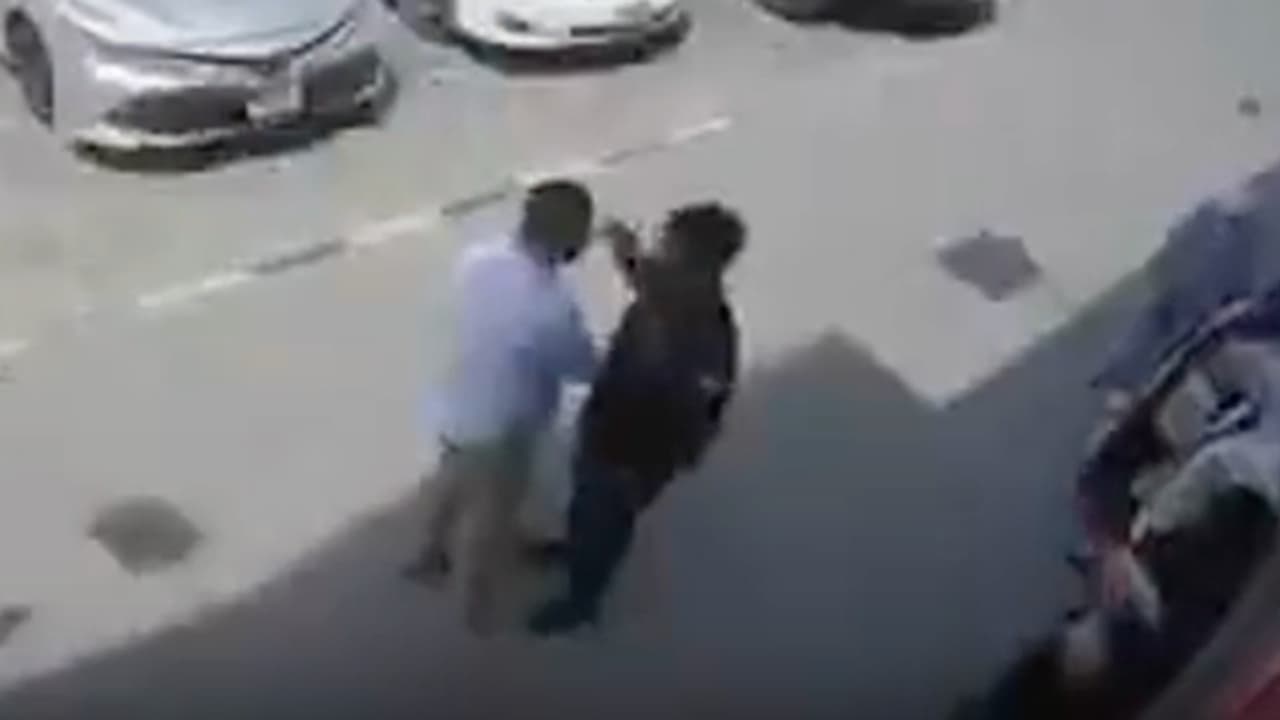 എല്ലാം ക്യാമറയിൽ പതിഞ്ഞു, പ്രവാസി കടയുടമയെ ആക്രമിച്ച പൊലീസ് ഉദ്യോഗസ്ഥൻ കസ്റ്റഡിയിൽ എല്ലാം ക്യാമറയിൽ പതിഞ്ഞു, പ്രവാസി കടയുടമയെ ആക്രമിച്ച പൊലീസ് ഉദ്യോഗസ്ഥൻ കസ്റ്റഡിയിൽ