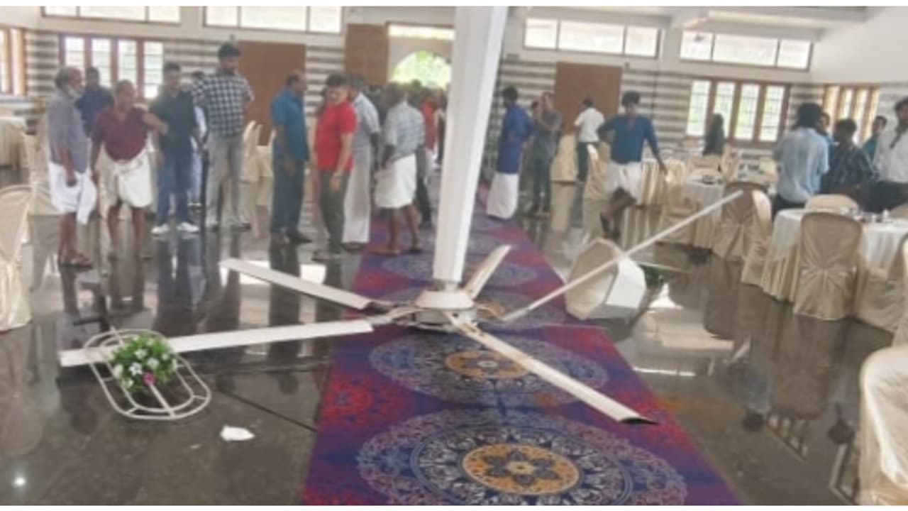 ഒറ്റ നിമിഷത്തിൽ വമ്പൻ ഫാൻ പൊട്ടിവീണു! നടുക്കുന്ന അപകടം തൃശൂരിലെ പള്ളിയിൽ മനസമ്മതം നടക്കവെ, 5 പേർക്ക് പരിക്ക് ഒറ്റ നിമിഷത്തിൽ വമ്പൻ ഫാൻ പൊട്ടിവീണു! നടുക്കുന്ന അപകടം തൃശൂരിലെ പള്ളിയിൽ മനസമ്മതം നടക്കവെ, 5 പേർക്ക് പരിക്ക്